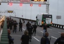 Homem armado faz passageiros reféns em ônibus na Ponte Rio-Niterói Sequestrador mantém passageiros reféns em ônibus na Ponte Rio-Niterói Foto: Fabiano Rocha / Agência O Globo