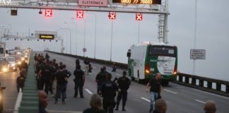 Homem armado faz passageiros reféns em ônibus na Ponte Rio-Niterói Sequestrador mantém passageiros reféns em ônibus na Ponte Rio-Niterói Foto: Fabiano Rocha / Agência O Globo
