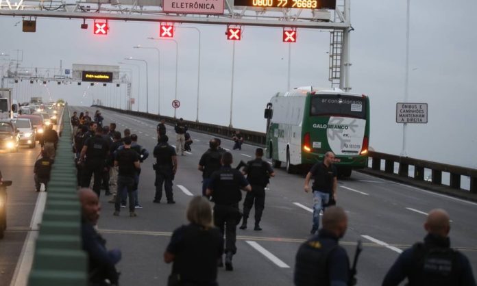 Sequestrador mantém passageiros reféns em ônibus na Ponte Rio-Niterói Foto: Fabiano Rocha / Agência O Globo