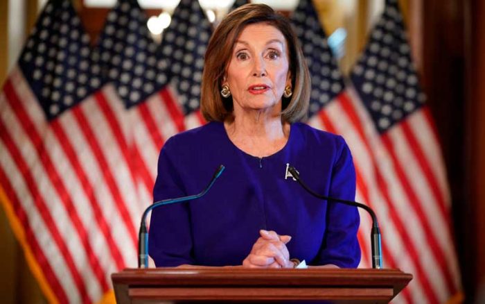 A presidente da Câmara dos Representantes dos EUA, Nancy Pelosi, durante pronunciamento no qual anunciou a abertura de um processo formal de impeachment contra o presidente Donald Trump, na terça-feira (24) — Foto: Mandel Ngan/AFP