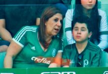 Mãe que narrou jogo de futebol para filho cego é finalista do prêmio Fifa de melhor torcedora