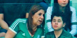 Mãe que narrou jogo de futebol para filho cego é finalista do prêmio Fifa de melhor torcedora