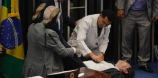 Senador passa mal e recebe atendimento médico no plenário