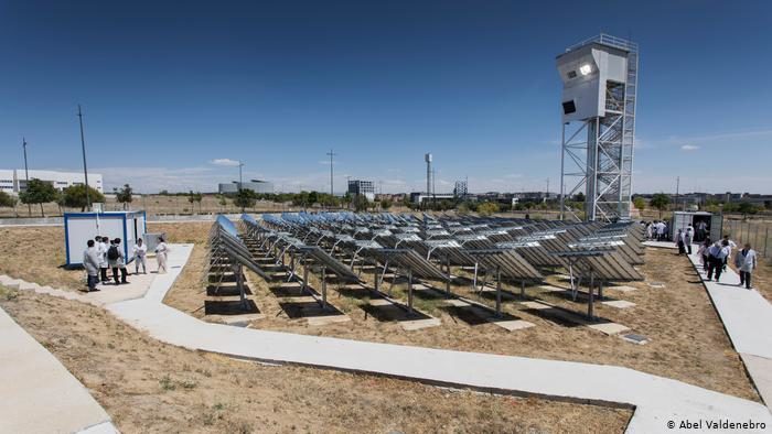 Usina usa energia solar, água e CO2 para produzir querosene