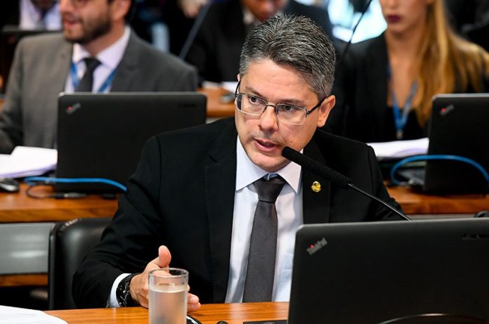 Alessandro Vieira relatou sugestão legislativa, que passa tramitar como projeto em comissões do Senado | Foto: Marcos Oliveira/Agência Senado