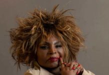 ‘O Brasil está doente, mas eu estou avançando’, diz Elza Soares, que lança disco Retrato da cantora Elza Soares, que esta semana lança disco de músicas inéditas - Ricardo Borges/Folhapress