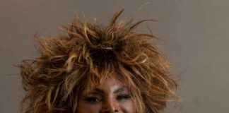 ‘O Brasil está doente, mas eu estou avançando’, diz Elza Soares, que lança disco Retrato da cantora Elza Soares, que esta semana lança disco de músicas inéditas - Ricardo Borges/Folhapress