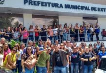 Extremoz: trabalhadores em educação fazem protesto com presença de Joaz; Prefeito alega pagamento parcial devido a queda do FPM