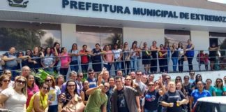 Extremoz: trabalhadores em educação fazem protesto com presença de Joaz; Prefeito alega pagamento parcial devido a queda do FPM
