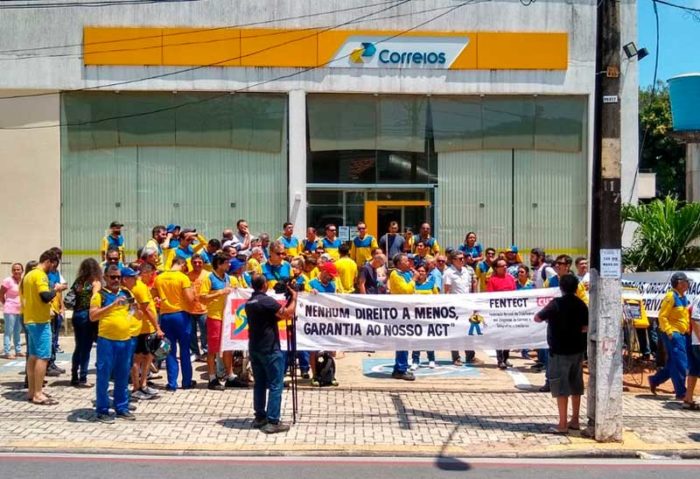 Funcionários dos Correios do RN fizeram ato no primeiro dia de greve em Natal — Foto: Sebastião Morais/Inter TV Cabugi