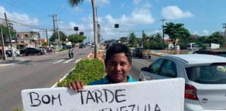 Sem moradia, venezuelanos refugiados pedem dinheiro nas ruas de Natal O venezuelano Wilame Matarazza aguarda pelos familiares que devem chegar a Natal no fim de semana — Foto: Anna Alyne Cunha/Inter TV Cabugi