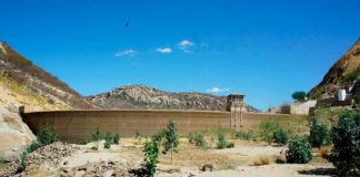 Governo do RN renova situação de emergência por causa da seca em 135 municípios Açude Gargalheiras, em Acari, está totalmente seco por conta da estiagem prolongada — Foto: Anderson Barbosa/G1