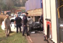 Antes de jogar carro contra caminhão, pai manda filho gravar vídeo: “Adeus, mãe”