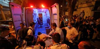 Incêndio em hospital particular no Rio deixa 11 mortos Pacientes são removidos após incêndio que atinge o Hospital Badim — Foto: WILTON JUNIOR/ESTADÃO CONTEÚDO