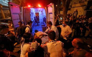 Incêndio em hospital particular no Rio deixa 11 mortos Pacientes são removidos após incêndio que atinge o Hospital Badim — Foto: WILTON JUNIOR/ESTADÃO CONTEÚDO