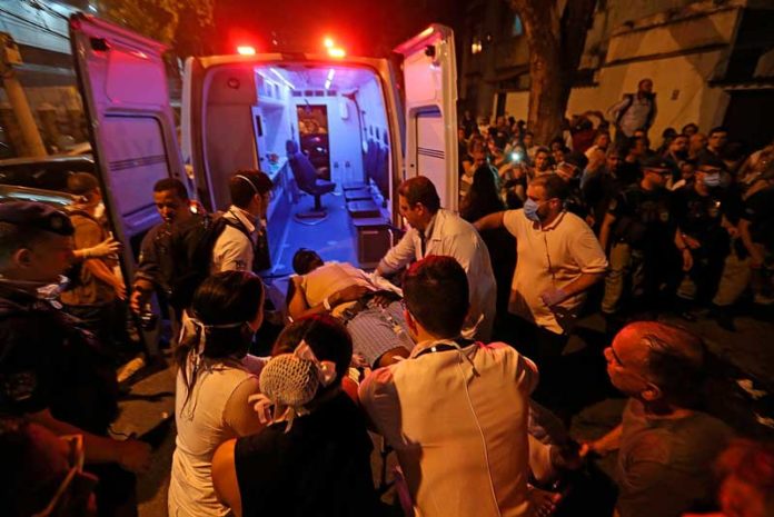 Pacientes são removidos após incêndio que atinge o Hospital Badim — Foto: WILTON JUNIOR/ESTADÃO CONTEÚDO