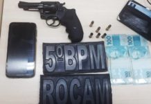 Ladrões de carro morrem em confronto com a PM em Natal Com a dupla, os policiais apreenderam um revólver, munições, R$ 200 e um aparelho celular — Foto: PMRN