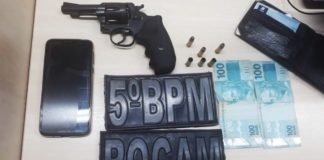 Ladrões de carro morrem em confronto com a PM em Natal Com a dupla, os policiais apreenderam um revólver, munições, R$ 200 e um aparelho celular — Foto: PMRN