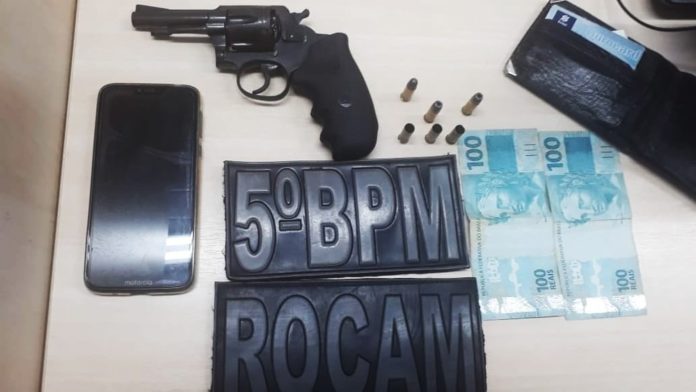 Com a dupla, os policiais apreenderam um revólver, munições, R$ 200 e um aparelho celular — Foto: PMRN