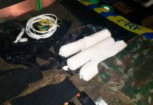 PRF prende suspeitos com carro roubado, armas e bananas de dinamite na Grande Natal Bananas de dinamite foram encontradas dentro do carro — Foto: Redes Sociais