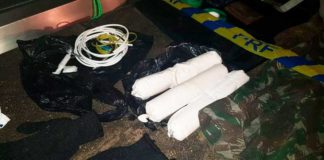 PRF prende suspeitos com carro roubado, armas e bananas de dinamite na Grande Natal Bananas de dinamite foram encontradas dentro do carro — Foto: Redes Sociais