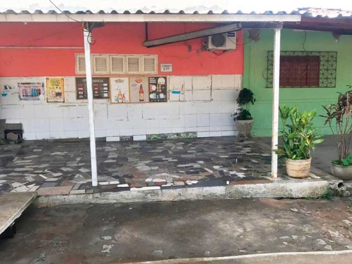 PM estava no bar, lanchando, quando os assaltantes chegaram para roubar os clientes — Foto: Kleber Teixeira/Inter TV Cabugi