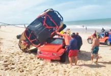 Carro off-road e buggy se ‘enroscam’ em acidente à beira-mar na Grande Natal Off-road acabou se lançando sobre o buggy, e os dois carros ficaram 'enroscados' — Foto: Redes Sociais