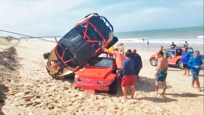 Off-road acabou se lançando sobre o buggy, e os dois carros ficaram 'enroscados' — Foto: Redes Sociais