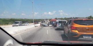 Natal: Caminhão bate em carro que capota na Ponte Newton Navarro