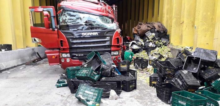 Acidente aconteceu ainda na madrugada, por volta das 4h. Parte da carga ficou espalhada na via, atrapalhando ainda mais o trânsito no local — Foto: Klênyo Galvão/Inter TV Cabugi