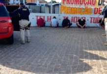 Cinco homens são presos pela PRF com carro roubado e arma na Grande Natal Polícia Rodoviária Federal prendeu cinco homens — Foto: Divulgação