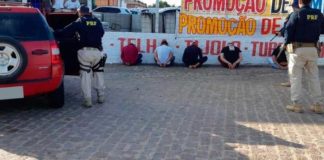 Cinco homens são presos pela PRF com carro roubado e arma na Grande Natal Polícia Rodoviária Federal prendeu cinco homens — Foto: Divulgação