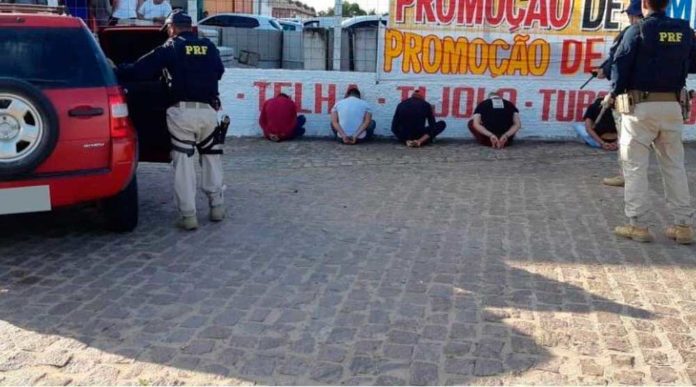 Polícia Rodoviária Federal prendeu cinco homens — Foto: Divulgação