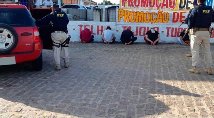 Polícia Rodoviária Federal prendeu cinco homens — Foto: Divulgação