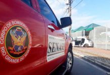 Carro capota no entorno da Arena das Dunas e ocupantes ficam presos às ferragens Corpo de Bombeiros foi chamado e resgatou os ocupantes do carro, que ficaram presos às ferragens após o veículo se chocar com um poste e destruir parte do gradeado que fica em volta do estádio — Foto: CBM-RN/Divulgação