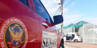 Carro capota no entorno da Arena das Dunas e ocupantes ficam presos às ferragens Corpo de Bombeiros foi chamado e resgatou os ocupantes do carro, que ficaram presos às ferragens após o veículo se chocar com um poste e destruir parte do gradeado que fica em volta do estádio — Foto: CBM-RN/Divulgação