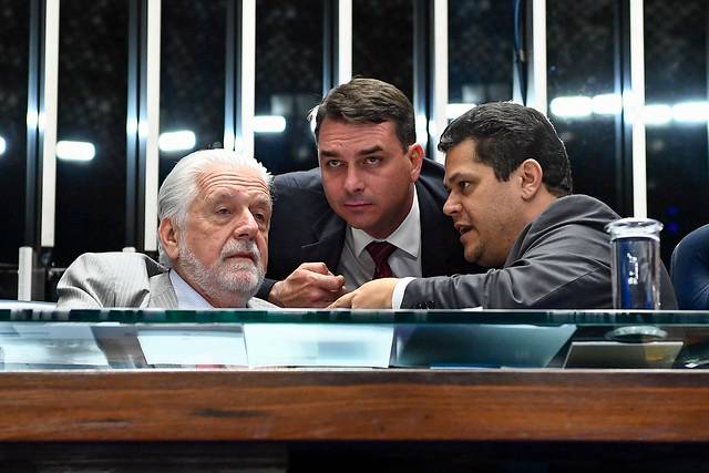 Flávio Bolsonaro, o PT de Jaques Wagner e o DEM de Davi Alcolumbre não assinaram CPI da Lava Toga| Foto: Moreira Mariz/Agência Senado