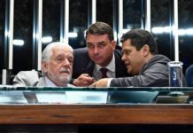 “Flávio Bolsonaro e o PT têm uma pauta em comum: enterrar a CPI da Lava Toga” Flávio Bolsonaro, o PT de Jaques Wagner e o DEM de Davi Alcolumbre não assinaram CPI da Lava Toga| Foto: Moreira Mariz/Agência Senado