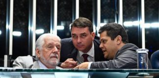 “Flávio Bolsonaro e o PT têm uma pauta em comum: enterrar a CPI da Lava Toga” Flávio Bolsonaro, o PT de Jaques Wagner e o DEM de Davi Alcolumbre não assinaram CPI da Lava Toga| Foto: Moreira Mariz/Agência Senado