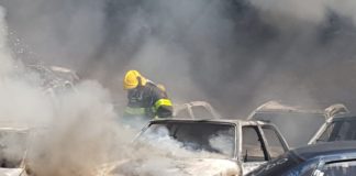 Cerca de 30 carros pegam fogo em pátio de apreensão veicular em BH Corpo de Bombeiros de Minas Gerais
