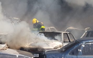 Cerca de 30 carros pegam fogo em pátio de apreensão veicular em BH Corpo de Bombeiros de Minas Gerais