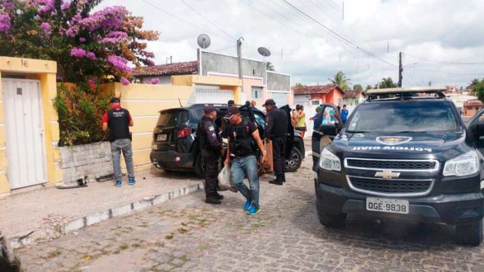 Em Macaíba, dois assaltantes foram presos após a troca de tiros — Foto: Polícia Civil do RN