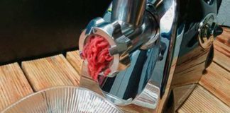 Homem fica com braço preso em moedor de carne em supermercado de JP