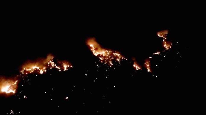 Imagem de drone mostra as chamas na região próxima da Serra do Lima, em Patu — Foto: Redes Sociais