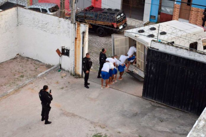 117 internos que estavam no CDP de Macaíba foram levados para a Cadeia Pública de Ceará-Mirim, na Grande Natal — Foto: Seap/RN