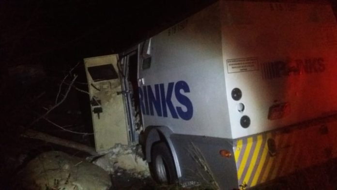 Quadrilha explodiu um dos veículos na rodovia BR-304 durante o assalto — Foto: PRF/Divulgação