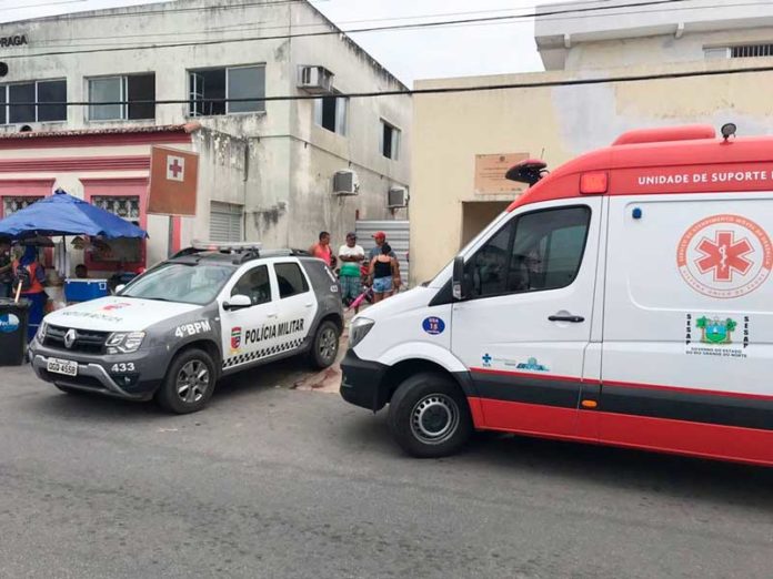 Baleados em São Gonçalo foram socorridos para o hospital da cidade; três não resistiram aos ferimentos — Foto: Kleber Teixeira/Inter TV Cabugi