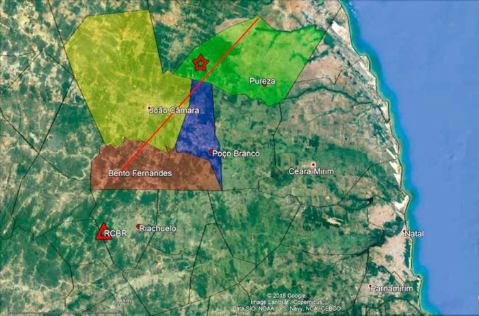 Mapa de localização epicentral. O epicentro está simbolizado pela estrela vermelha. O triângulo vermelho indica o local da estação de Riachuelo (RCBR). A linha vermelha indica o traço da Falha de Samambaia. As áreas dos municípios relacionados a essa falha estão em destaque — Foto: LabSis/UFRN