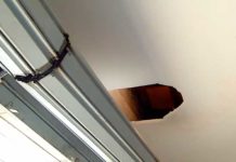 Ladrões invadem ótica pelo teto e roubam produtos avaliados em R$ 15 mil em Mossoró, RN Bandidos invadiram a loja com um buraco no teto em Mossoró, RN — Foto: Reprodução/Inter TV Cabugi