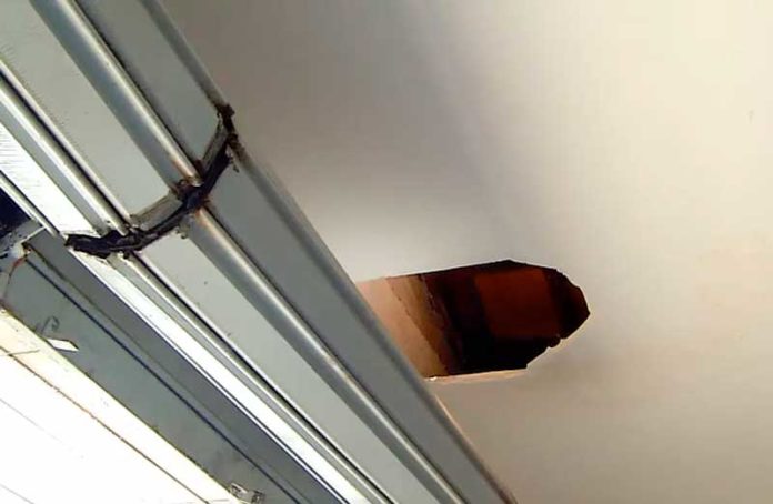 Bandidos invadiram a loja com um buraco no teto em Mossoró, RN — Foto: Reprodução/Inter TV Cabugi